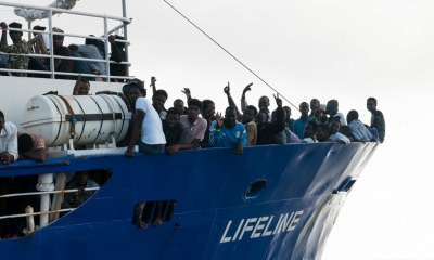 سفينة إنقاذ تنقل 339 مهاجرا إلى جنوب إيطاليا