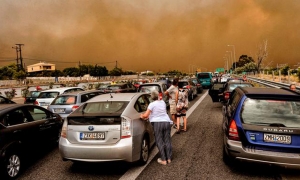 اليونان في مواجهة مباشرة مع الحرائق وإجلاء آلاف السياح من الجزر