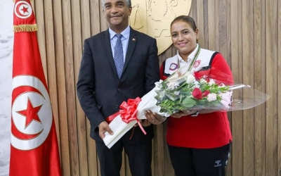 وزير الشباب والرياضة يُكرم منى الباجي بطلة العالم في الكرة الحديدية الحرة