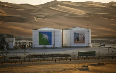 السعودية تثبت أسعار النفط لآسيا وأميركا وتخفضه إلى أوروبا