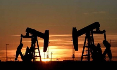 النفط يتجه لأول خسارة أسبوعية منذ أزمة البنوك الشهر الماضي