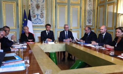 ماكرون يستقبل رؤساء البلديات وتراجع أعمال الشغب في فرنسا