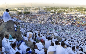 حجاج بيت الله يتوافدون على جبل عرفة