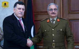 بحثا عن التوافق بين الفرقاء الليبيين: روسيا تسعى لتنظيم لقاء بين السرّاج وحفتر في القاهرة