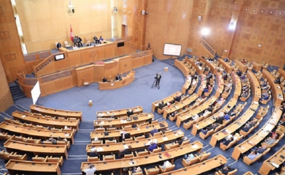 البرلمان يصادق على انضمام تونس لمبادرة «كوفاكس»: المرور إلى طرح إشكالية التأثيرات الجانبية للّقاح وصيغ تعويض الدولة للمتضرّرين