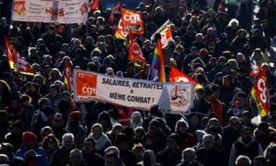 فرنسا تواجه مزيدا من الإضرابات اليوم وسط مخاوف من تصاعد العنف
