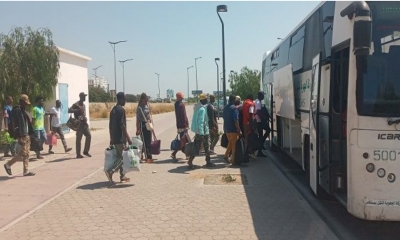 نقل مهاجرين غير نظاميين من العاصمة إلى مخيم العودة الطوعية بالعامرة