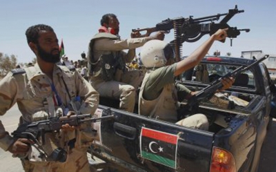 ليبيا: هجوم على نقطة تفتيش قبالة «مصراتة» وغارات جوية على «سرت»