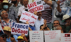 شارع الحبيب بورقيبة بالعاصمة : مظاهرات المعارضين والداعمين تعمق انقسام التونسيين