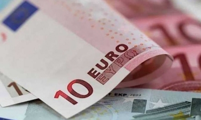 اليورو يرتفع قليلاً مقابل الدولار الأمريكي