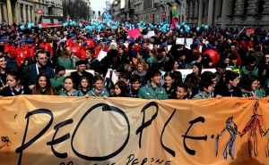 250 ألف مواطن يتظاهرون ضد العنصرية في ميلانو: رجوع اليسار الإيطالي إلى حلبة الصراع السياسي