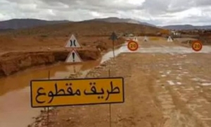 بسبب ارتفاع منسوب مياه وادي ملاق  غلق الطريق المحلية رقم 381