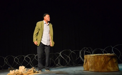 مسرحية «آش مازال» لفرقة مسرح الجنوب في اختتام المهرجان الوطني للمسرح التونسي بقفصة:  «لنـا الضحكـة كي لا يقتلنـا الـواقع»