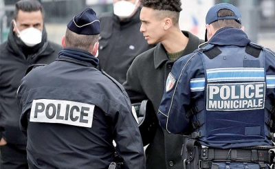 جدل في فرنسا حول احترام الحريات في ظل قانون الطوارئ الصحي: تسجيل 5 قتلى بسبب التدخل البوليسي لمراقبة الحظر الصحي