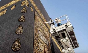الكعبة المشرفة تتزين استعدادا لشهر رمضان المبارك