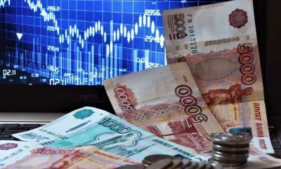 تراجع الدولار وارتفاع اليورو مقابل الروبل في بورصة موسكو