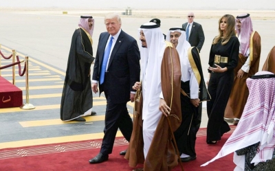 وسط جدل محتدم في أمريكا: ترامب يصل السعودية في مستهل أولى جولاته الخارجية