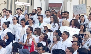 : وقفة احتجاجية للأطباء الشبان