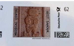 صورة وتعليق:  في بادرة خيرية لمساعدة فلسطين «حنظلة» الفلسطيني على طوابع بريدية ألمانية