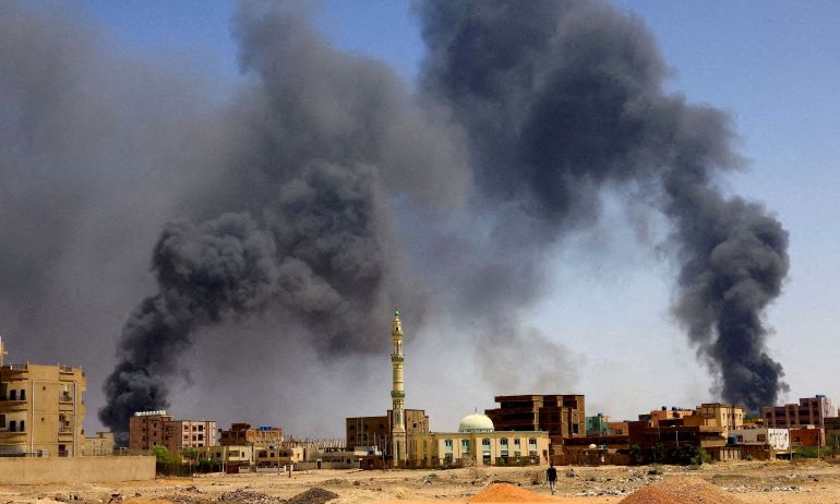 الحرب في السودان تدخل شهرها السادس وألسنة اللهب تأتي على برج شهير في العاصمة