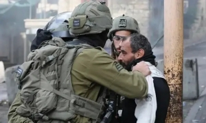 جيش الاحتلال الإسرائيلي يعتقل شابين فلسطينيين وينكل باثنين آخرَين
