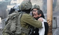جيش الاحتلال الإسرائيلي يعتقل شابين فلسطينيين وينكل باثنين آخرَين