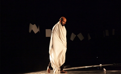 مسرحية «بغداد NH4+» لعلي دعيم في المسرح البلدي: بين الخوف من الآخرة وظلم الواقع يتيه الإنسان