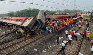 تصادم قطارات في الهند يسفر عن 288 قتيلا و850 مصابا