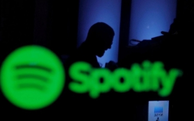منصة بث الموسيقى  “Spotify”  تختبر ميزة   موسيقى  بدون إنترنت
