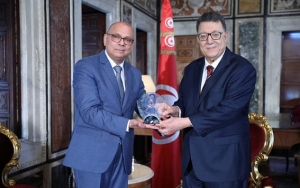 عدنان الأسود يُسلّم التقرير السنوي لهيئة النفاذ إلى المعلومة لرئيس البرلمان