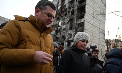 وزيرة الخارجية الألمانية تزور مدينة أوكرانية قرب خط المواجهة