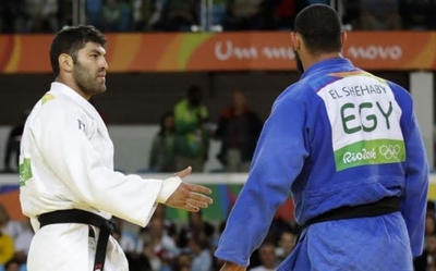 لاعب مصري يرفض مصافحة منافسه الاسرائيلي