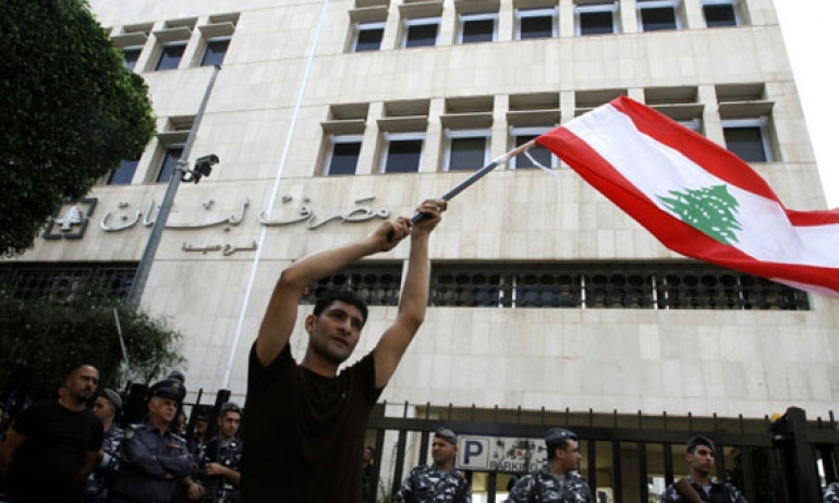 لبنانيون يقطعون الطرق احتجاجا على تردي الأوضاع الاقتصادية