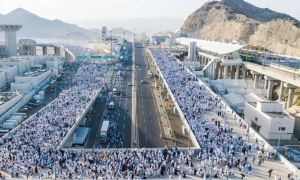 حجاج بيت الله يتوافدون إلى مشعر منى لقضاء يوم التروية