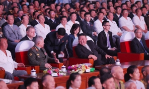 مسؤولون روس وصينيون برفقة زعيم كوريا الشمالية في عرض عسكري