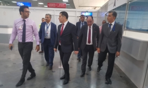 غدا انطلاق أولى الرحلات:  وزير النقل يطلع على مدى جاهزية مطار تونس قرطاج لتأمين موسم الحج