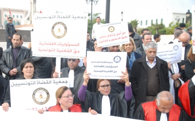 جمعية القضاة التونسيين:  «على رئيس الحكومة ووزير العدل أن يتحمّلا مسؤولية تحدّي المؤسسات القضائية وتجاوز أحكامها»