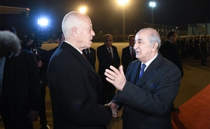 في أوّل زيارة رسمية لرئيس الدولة للخارج:  تأكيد على أهمية تعزيز العلاقات الجزائرية التونسية في مواجهة التحديات