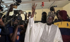 &quot;ربيع السينغال&quot;: انتخاب الشاب ديومايفاي على رأس الدولة يفتح باب التغيير درس ديمقراطي يعطيه السنغال للشعوب الإفريقية