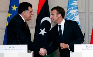في إطار بحث حلول للأزمة الليبية: السراج يتلقى دعوة من ماكرون لزيارة باريس