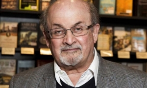 الكاتب سلمان رشدي سيحوّل الطعنة إلى كتاب