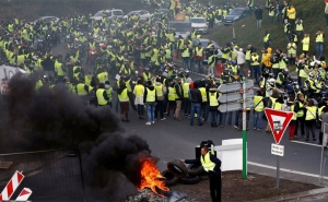 انتفاضة شعبية في فرنسا ضدّ رفع الضرائب على المحروقات: قتيلان ومئات الجرحى في شتى الجهات