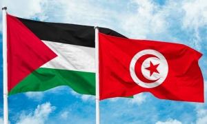 مواصلة رفع العلم الفلسطيني مع العلم التونسي