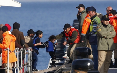في إعادة للعمل بقواعد الاتحاد الأوروبي:  المفوّضية الأوروبية تقترح السماح بإعادة طالبي اللجوء إلى اليونان