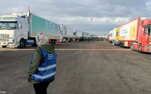 بعد اتفاق فتح المعبر: مئات شاحنات المساعدات تنتظر دخول غزة
