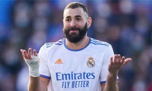 عرض سعودى ضخم يهدد تجديد عقد بنزيما مع ريال مدريد