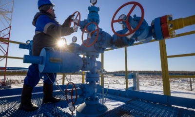 إيرادات روسيا من النفط والغاز تنخفض للنصف تقريباً في فيفري