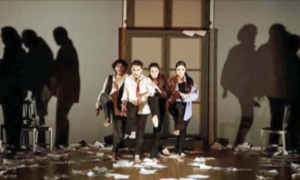 مسرحية "هُم" لأسماء الهوري من المغرب:  حرية الأسئلة .. وعجز الأجوبة