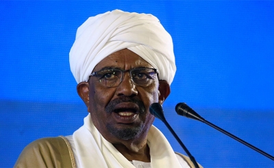 وسط مظاهرات رافضة في السودان:  عمر البشير يعلن فرض حالة الطوارئ لمدة عام وحل حكومة الوفاق الوطني