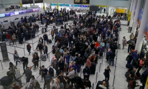 عاملون في مطار جاتويك ببريطانيا يلغون إضرابا بعد تعديل عرض للأجور